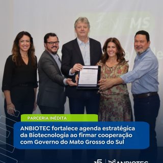 A ANBIOTEC BRASIL consolidou, nesta terça-feira (2), um movimento estratégico ao celebrar com o @governoms, por meio da Secretaria de Meio Ambiente, Desenvolvimento, Ciência, Tecnologia e Inovação (@semadescms), um Protocolo de Intenções voltado ao fortalecimento da bioeconomia, da biotecnologia e da inovação aplicada ao agronegócio e ao meio ambiente.
A formalização ocorreu no @sebraems e estabelece cooperação institucional sem transferência financeira, priorizando sinergias técnico-científicas e a articulação entre atores do ecossistema de inovação.
O acordo posiciona a ANBIOTEC de maneira ainda mais relevante no cenário nacional, ampliando a conexão entre empresas de biotecnologia e as demandas produtivas do agro, setor que tem impulsionado a expansão econômica do país.
A parceria prevê integração com universidades, centros de pesquisa, startups e cadeias produtivas, estimulando iniciativas de pesquisa, desenvolvimento tecnológico, formação qualificada e transferência de conhecimento.
#ANBIOTEC15Anos #Biotecnologia #Ciência #Inovação #Agronegócio #MatoGrossoDoSul #SebraeMS #SemadescMS #GovernoMS