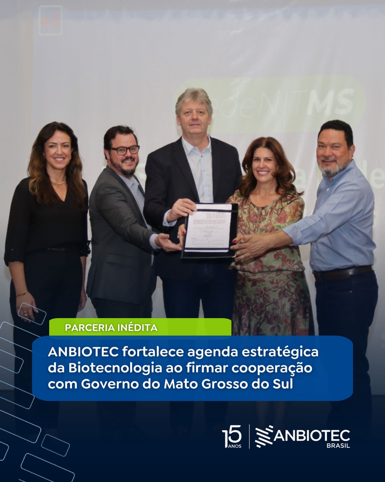 A ANBIOTEC BRASIL consolidou, nesta terça-feira (2), um movimento estratégico ao celebrar com o @governoms, por meio da Secretaria de Meio Ambiente, Desenvolvimento, Ciência, Tecnologia e Inovação (@semadescms), um Protocolo de Intenções voltado ao fortalecimento da bioeconomia, da biotecnologia e da inovação aplicada ao agronegócio e ao meio ambiente.
A formalização ocorreu no @sebraems e estabelece cooperação institucional sem transferência financeira, priorizando sinergias técnico-científicas e a articulação entre atores do ecossistema de inovação.
O acordo posiciona a ANBIOTEC de maneira ainda mais relevante no cenário nacional, ampliando a conexão entre empresas de biotecnologia e as demandas produtivas do agro, setor que tem impulsionado a expansão econômica do país.
A parceria prevê integração com universidades, centros de pesquisa, startups e cadeias produtivas, estimulando iniciativas de pesquisa, desenvolvimento tecnológico, formação qualificada e transferência de conhecimento.
#ANBIOTEC15Anos #Biotecnologia #Ciência #Inovação #Agronegócio #MatoGrossoDoSul #SebraeMS #SemadescMS #GovernoMS